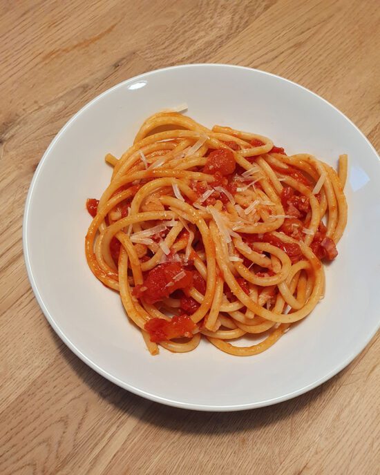 Italienisches Rezept für Pasta all'Amatriciana mit Guanciale und Tomaten