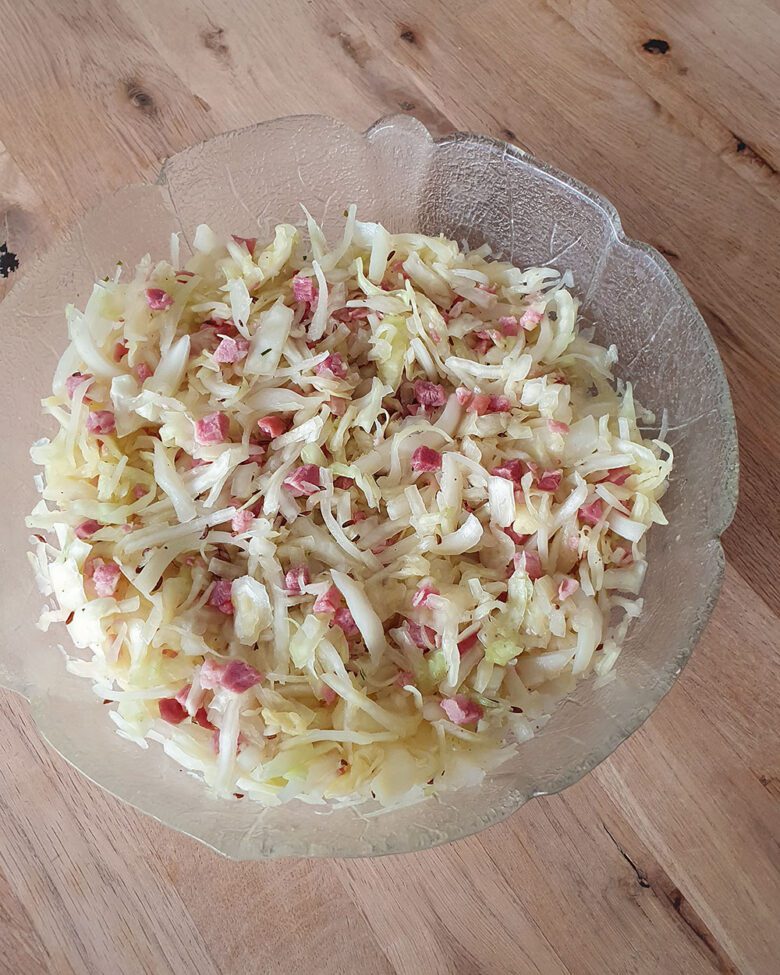Rezept für den bodenständigen Krautsalat mit Speck und Kümmel