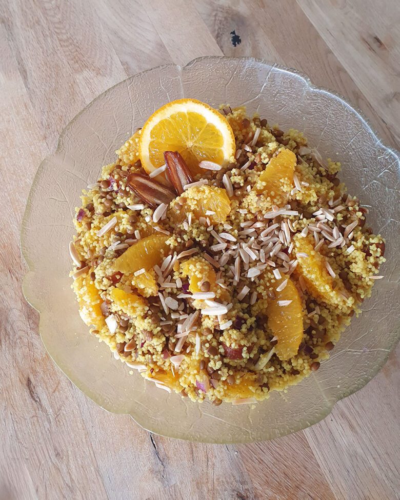 Fruchtiger Couscous Linsen Salat mit Orangen, Dattel und Mandel
