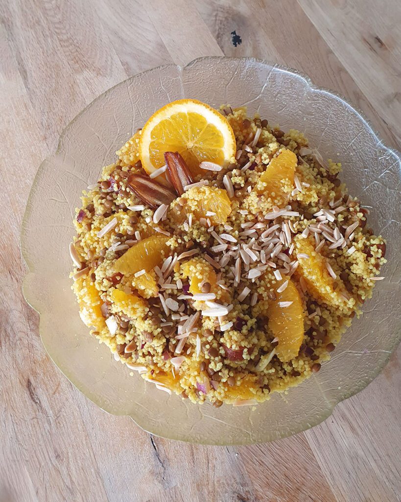 Fruchtiger Couscous Linsen Salat mit Orangen, Dattel und Mandel
