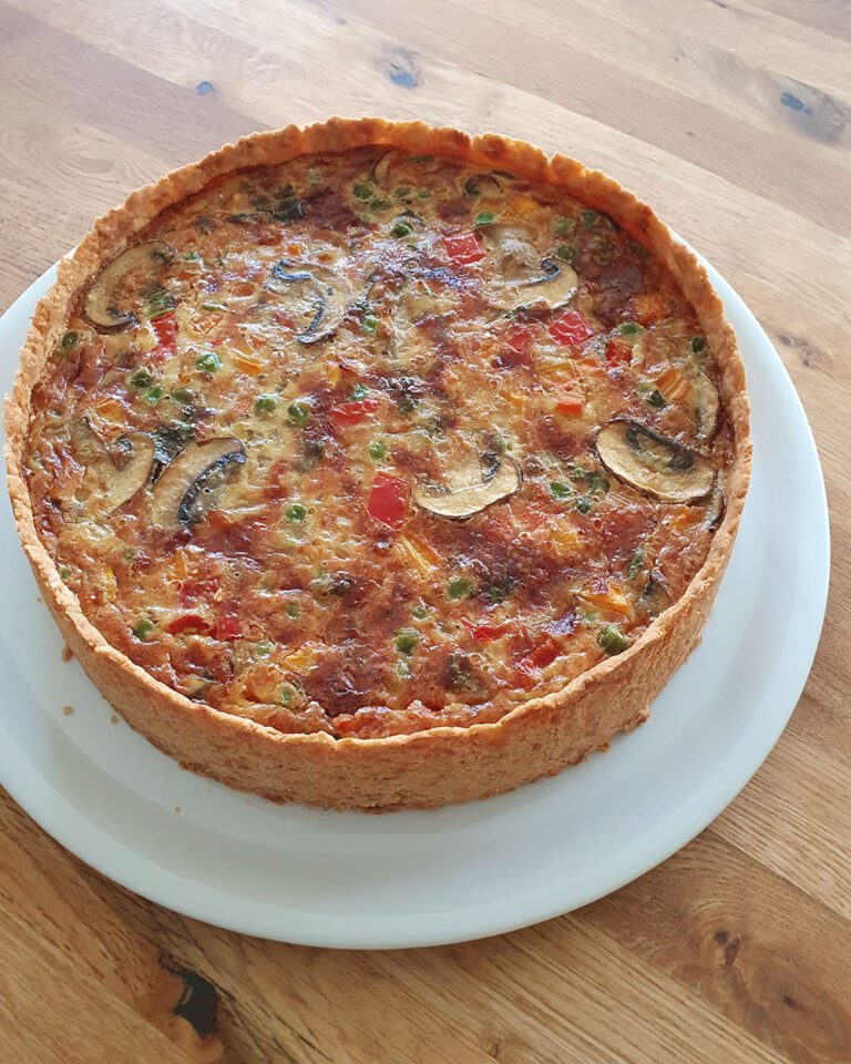 Gemüse Quiche mit Champignons, Paprika, Karotten und Erbsen