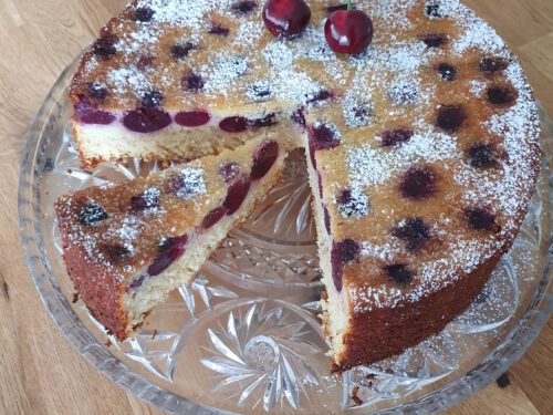 Sommerliches Familienrezept: Saftiger Griesskuchen mit Kirschen