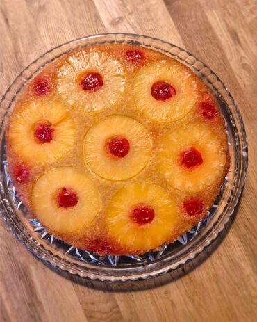 Umgekippter Ananaskuchen aus Vogelperspektive auf Holzuntergrund