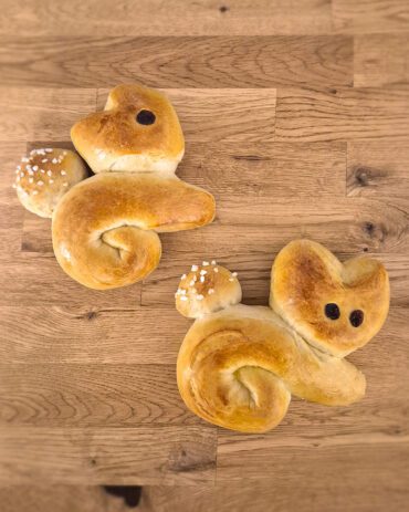 Zwei Zopfhasen auf Holzuntergrund