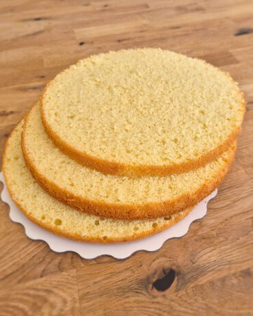 Heller, luftiger Biskuit in drei Böden geteilt als Basis für Tortenkreationen