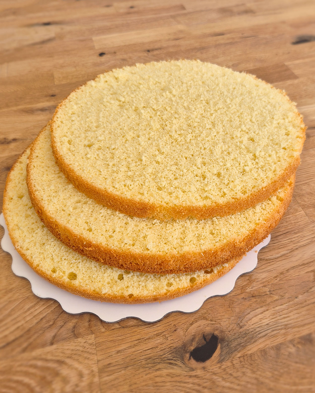 Heller, luftiger Biskuit in drei Böden geteilt als Basis für Tortenkreationen