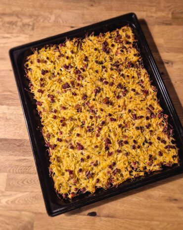 Plain in Pigna - Knusprige Ofenrösti mit Speck und Salsiz auf Backblech