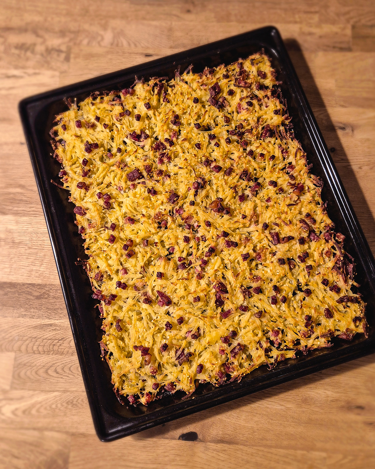 Plain in Pigna - Knusprige Ofenrösti mit Speck und Salsiz auf Backblech