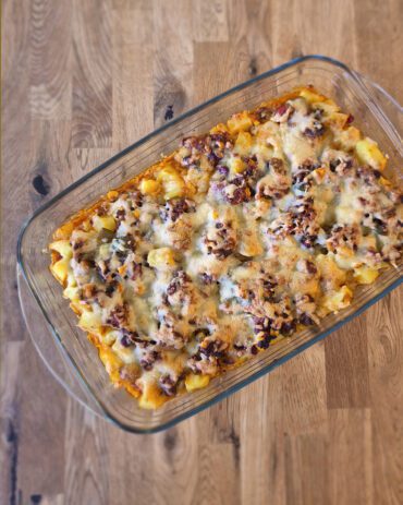 Chili con Carne Kartoffelauflauf mit Cheddarkäse: würziges Rinderhackfleisch, Kartoffelstücke, Mais und Bohnen, überbacken mit Käse