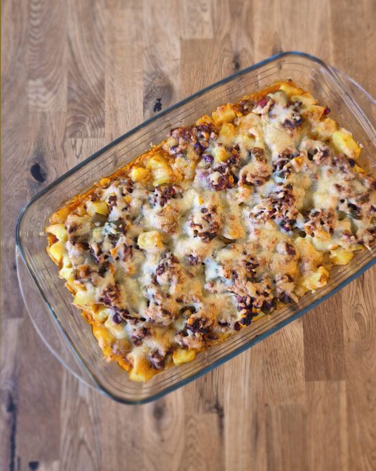 Chili con Carne Kartoffelauflauf mit Cheddarkäse: würziges Rinderhackfleisch, Kartoffelstücke, Mais und Bohnen, überbacken mit Käse