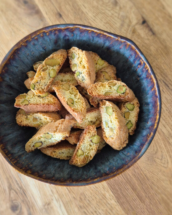 Goldbraune Pistazien-Cantuccini mit grünen Pistazien, einem Hauch Kardamom und Zitronenschale, kross gebacken von Hand geschnitten.