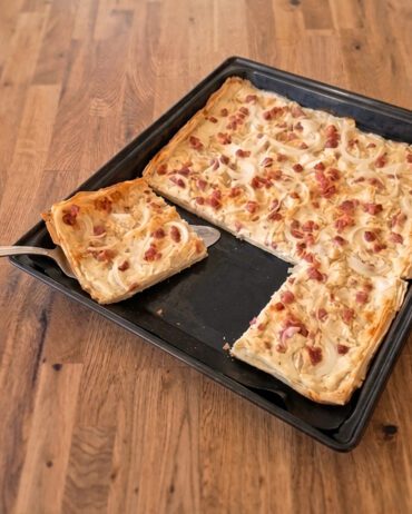 Yufka-Flammkuchen mit Zwiebeln und Speck, goldbraun gebacken auf einem Backblech; rechteckige Stücke, knuspriger Teig – Bettys Küchenschätze